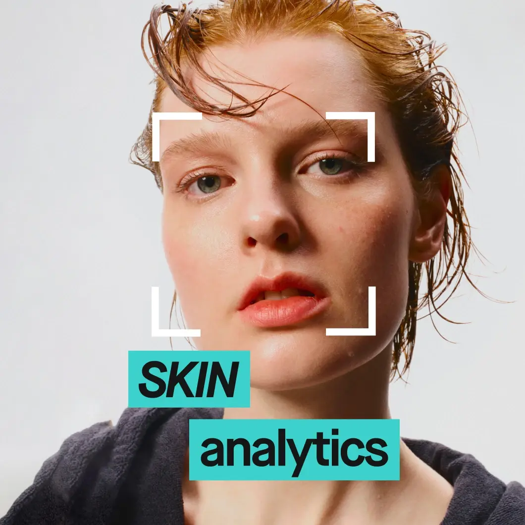Närbild på en person med fuktigt, tillbakakammat hår och naturlig makeup, inramad av grafiska markörer, som illustrerar KICKS Skin Analytics hudanalys.