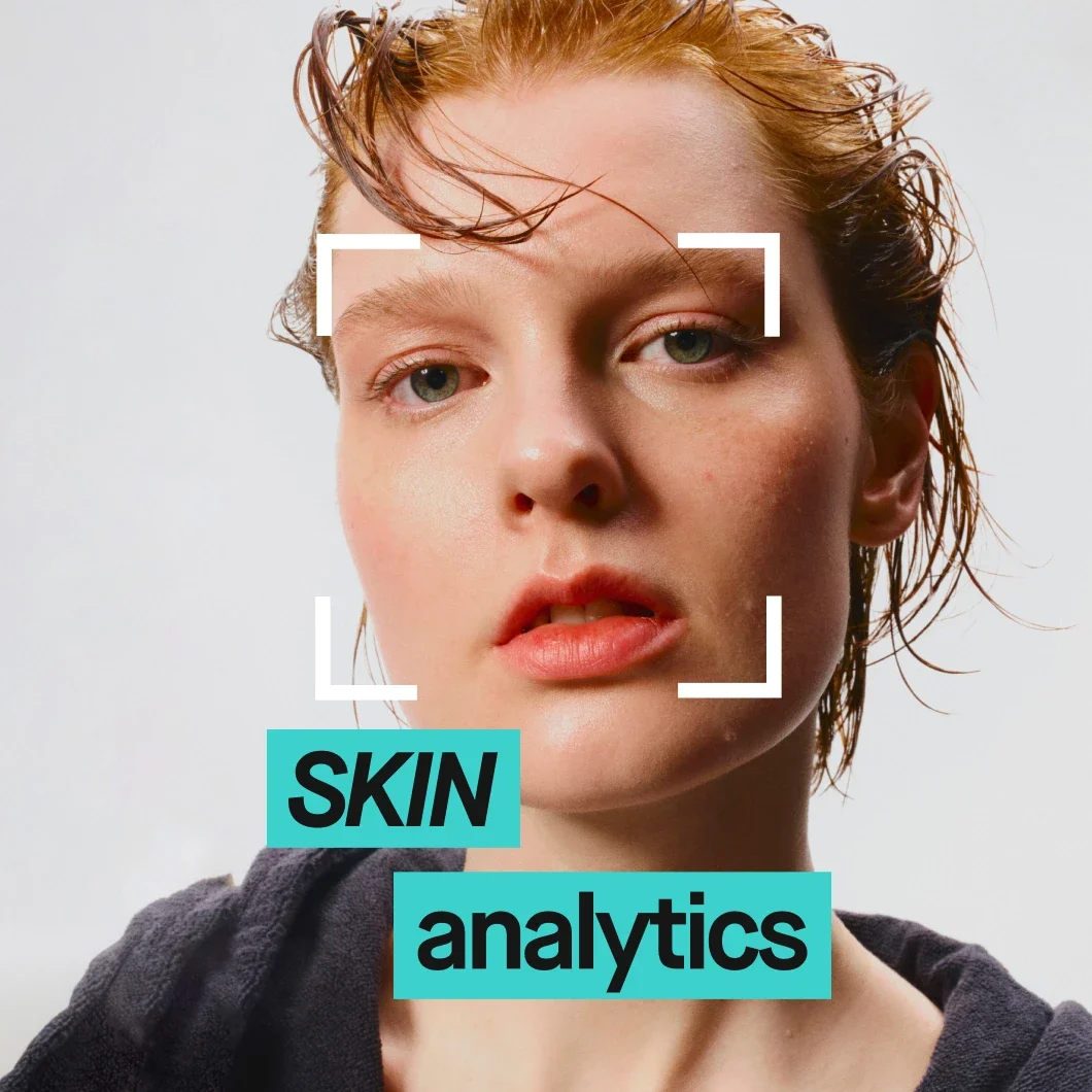 Närbild på en person med fuktigt, tillbakakammat hår och naturlig makeup, inramad av grafiska markörer, som illustrerar KICKS Skin Analytics hudanalys.