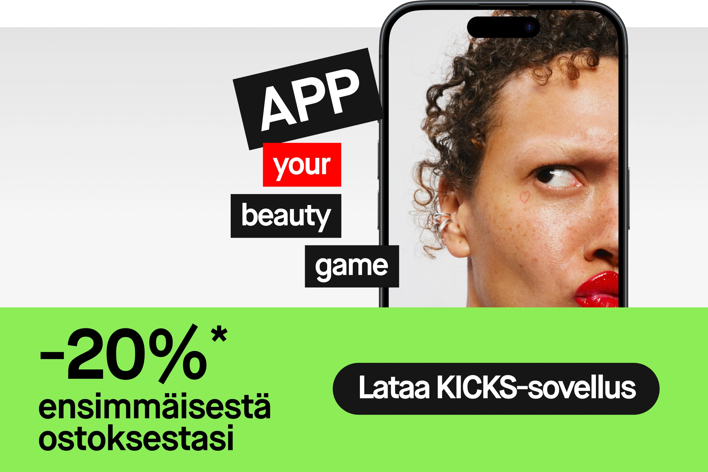 Matkapuhelin, jossa lähikuva henkilöstä punaisella huulipunalla ja korvakoruilla sekä teksti “APP your beauty game”. Vihreä kampanja-alue tekstillä “20%* på första köpet” ja musta painike “Ladda ner KICKS app”.