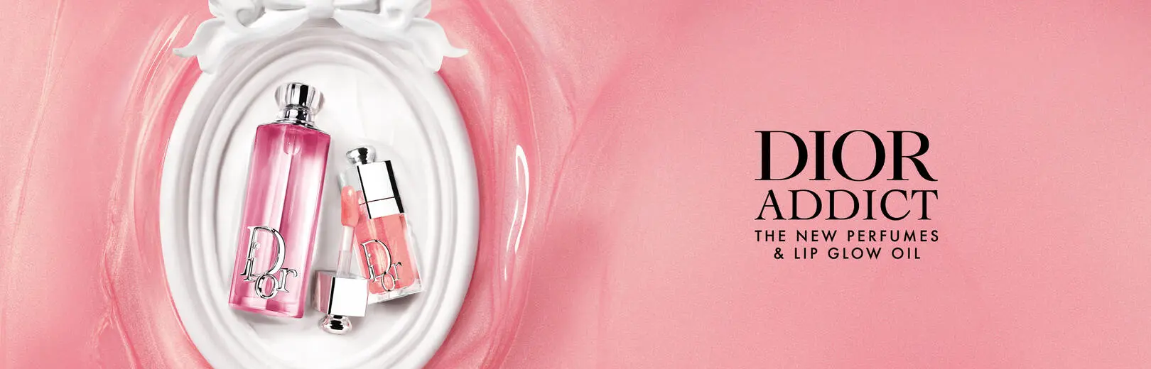 Dior Addict parfyme og Lip Glow Oil på rosa bakgrunn. Tekst: Dior Addict, The New Perfumes & Lip Glow Oil.