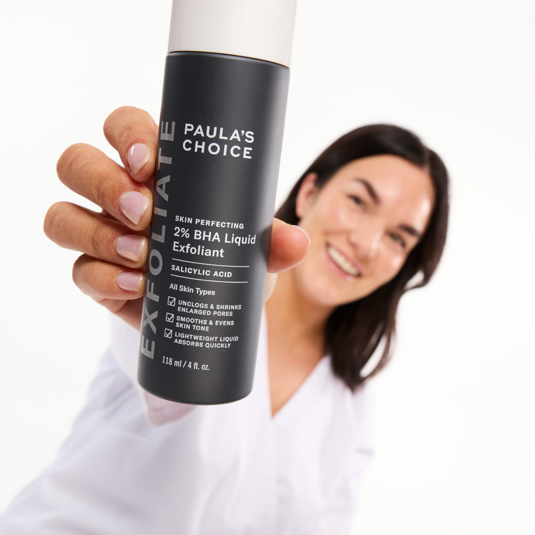 Henkilö pitää kädessään Paula's Choice 2% BHA Liquid Exfoliant -pulloa.