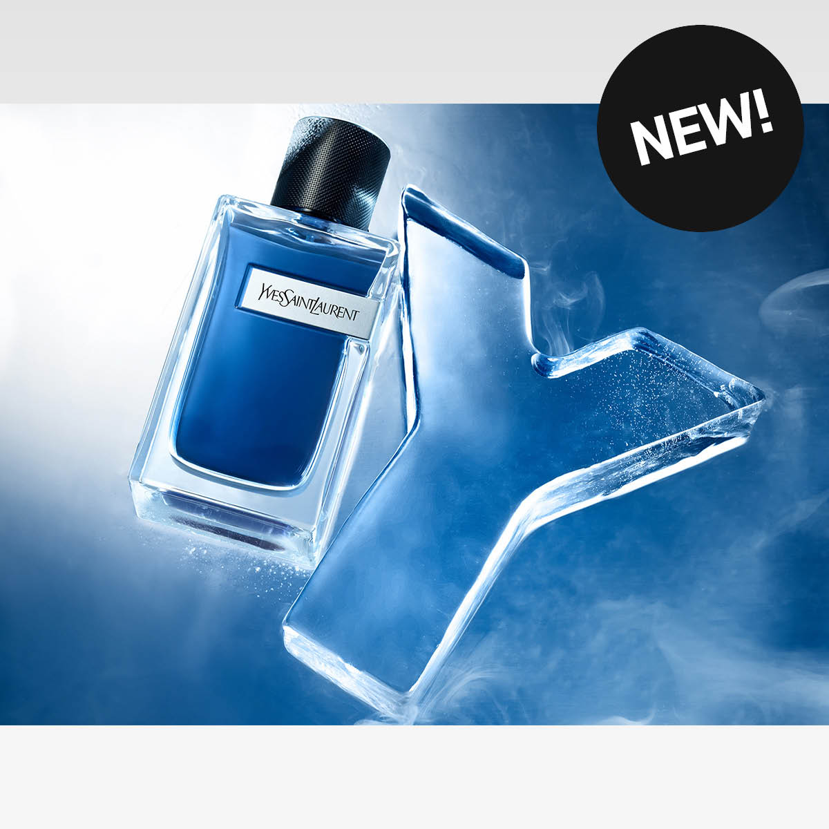 Yves Saint Laurent parfymeflaske i blått miljø med isformede elementer rundt, med teksten «NEW!».