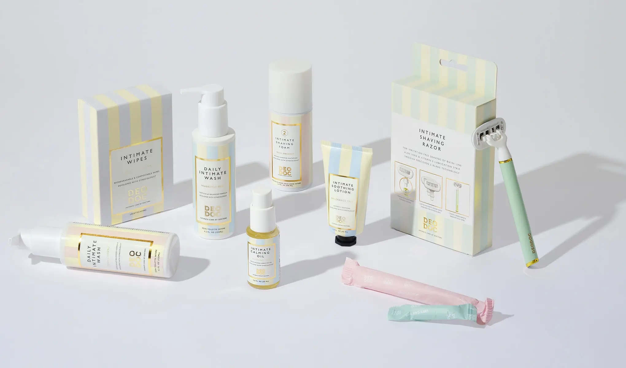 Intimhygienprodukter från DeoDoc, inklusive rengöringsmedel, krämer, rakskum, rakhyvel och våtservetter.