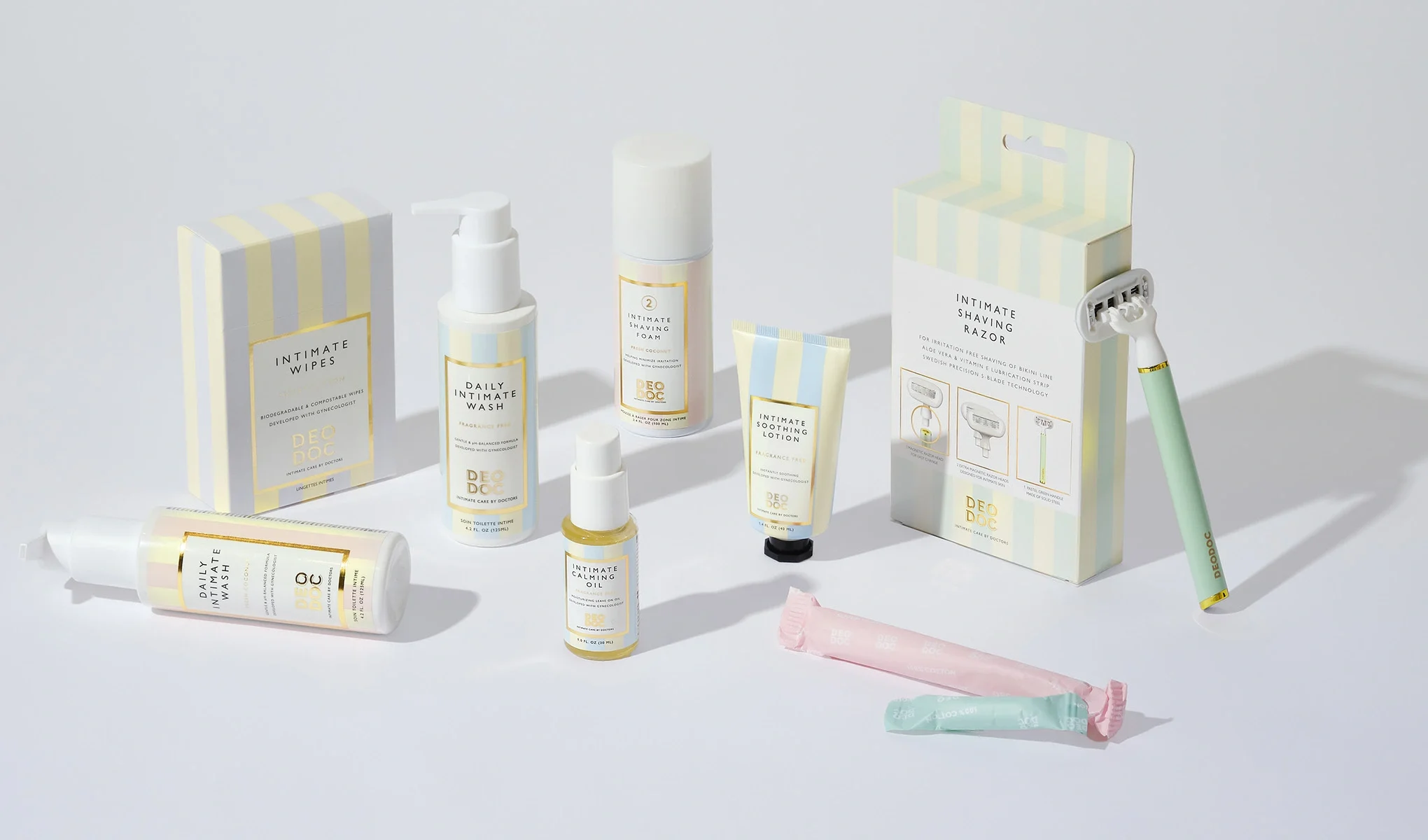 Intimhygienprodukter från DeoDoc, inklusive rengöringsmedel, krämer, rakskum, rakhyvel och våtservetter.