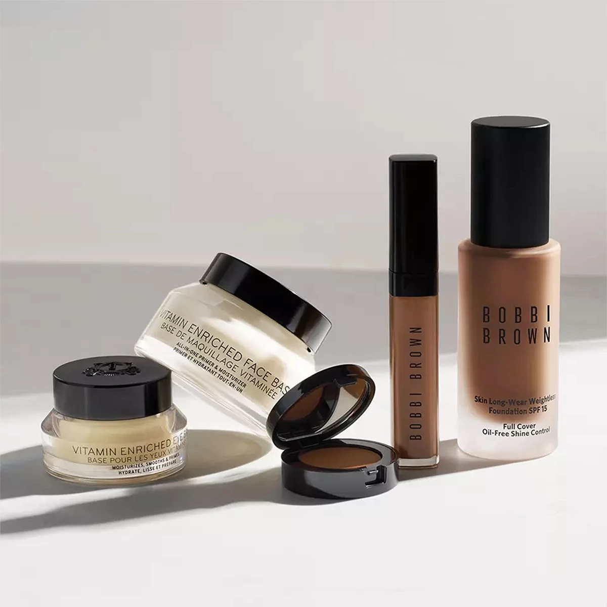 Olika produkter från Bobbi Brown på en vit bakgrund.