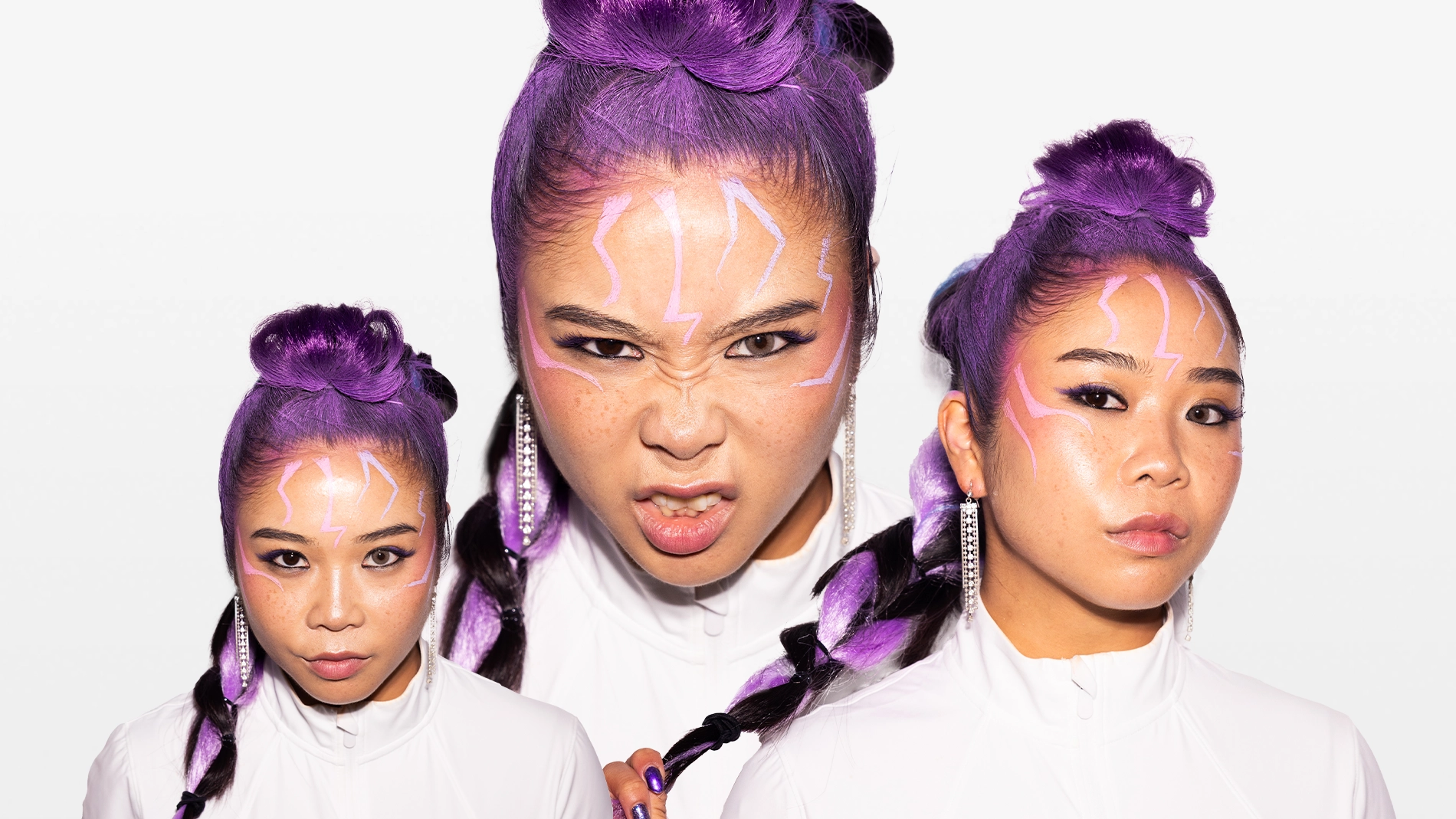 Kuva näyttää samaa henkilöä violetilla hiuksilla kolmessa eri asennossa ja kulmassa. Henkilö on pukeutunut valkoiseen toppiin ja hänellä on violetit kynnet. Henkilö seisoo valkoista taustaa vasten.