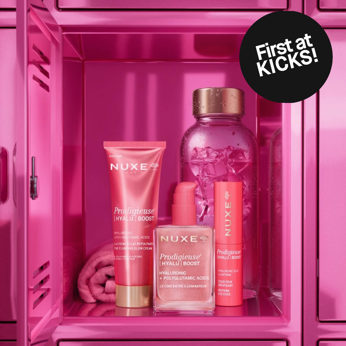 Hudpleieprodukter fra NUXE Prodigieuse Boost i rosa skap med teksten "NUXE", "Prodigieuse BOOST", "HYALURONIC + POLYGLUTAMIC ACIDS" samt svart sirkel med "First at KICKS!".