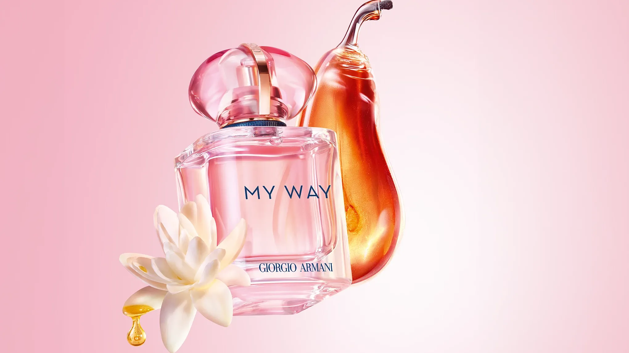 Giorgio Armani My Way-parfymflaska med päron, blomma och doftdroppar mot rosa bakgrund