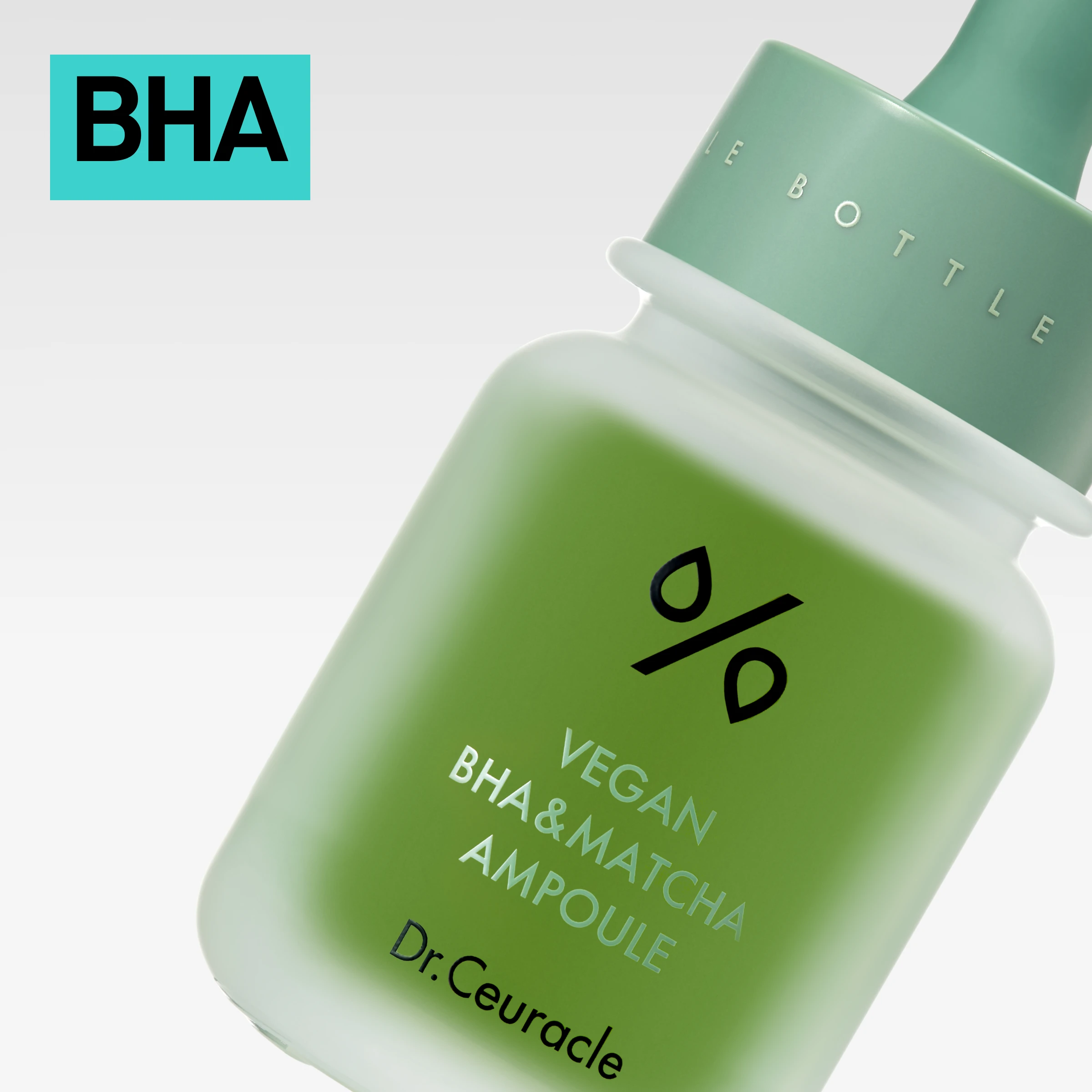 Grön glasflaska med pipett och text ”Vegan BHA & Matcha Ampoule Dr. Ceuracle”, fotograferad snett mot ljus bakgrund med turkos etikett märkt ”BHA”.