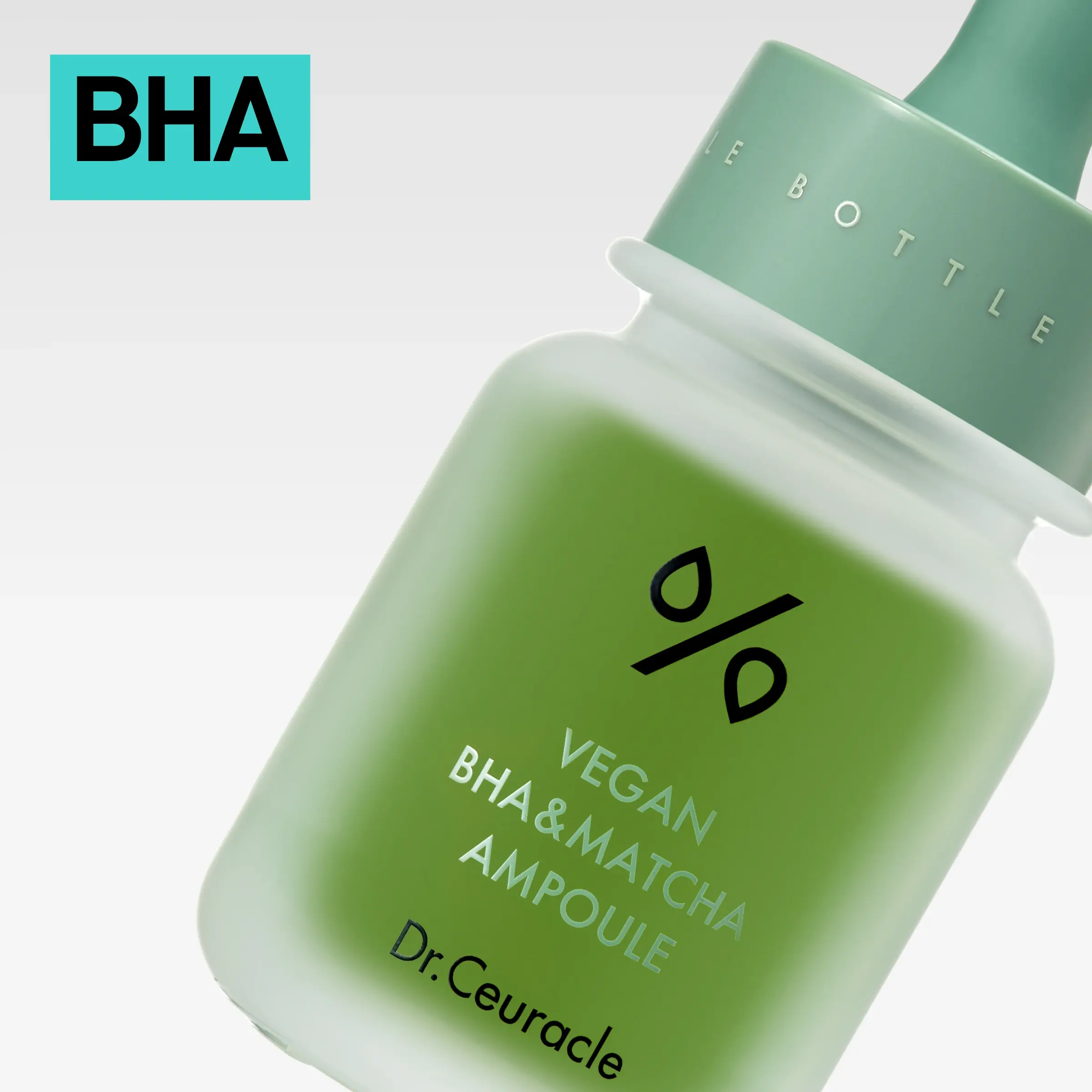 Grønn glassflaske med pipette og teksten «Vegan BHA & Matcha Ampoule Dr. Ceuracle», fotografert skrått mot lys bakgrunn med turkis etikett merket «BHA».