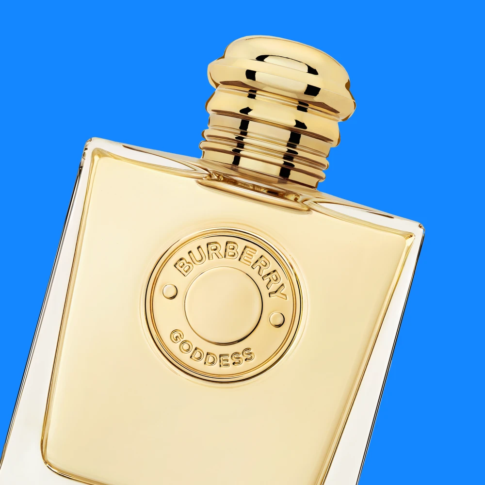 Burberry Goddess parfymflaska mot en blå bakgrund.