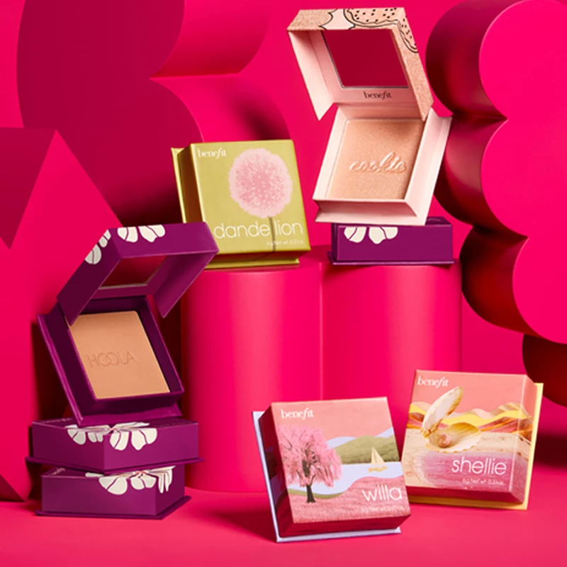 Flere Benefit-esker med blush i fargerike forpakninger.