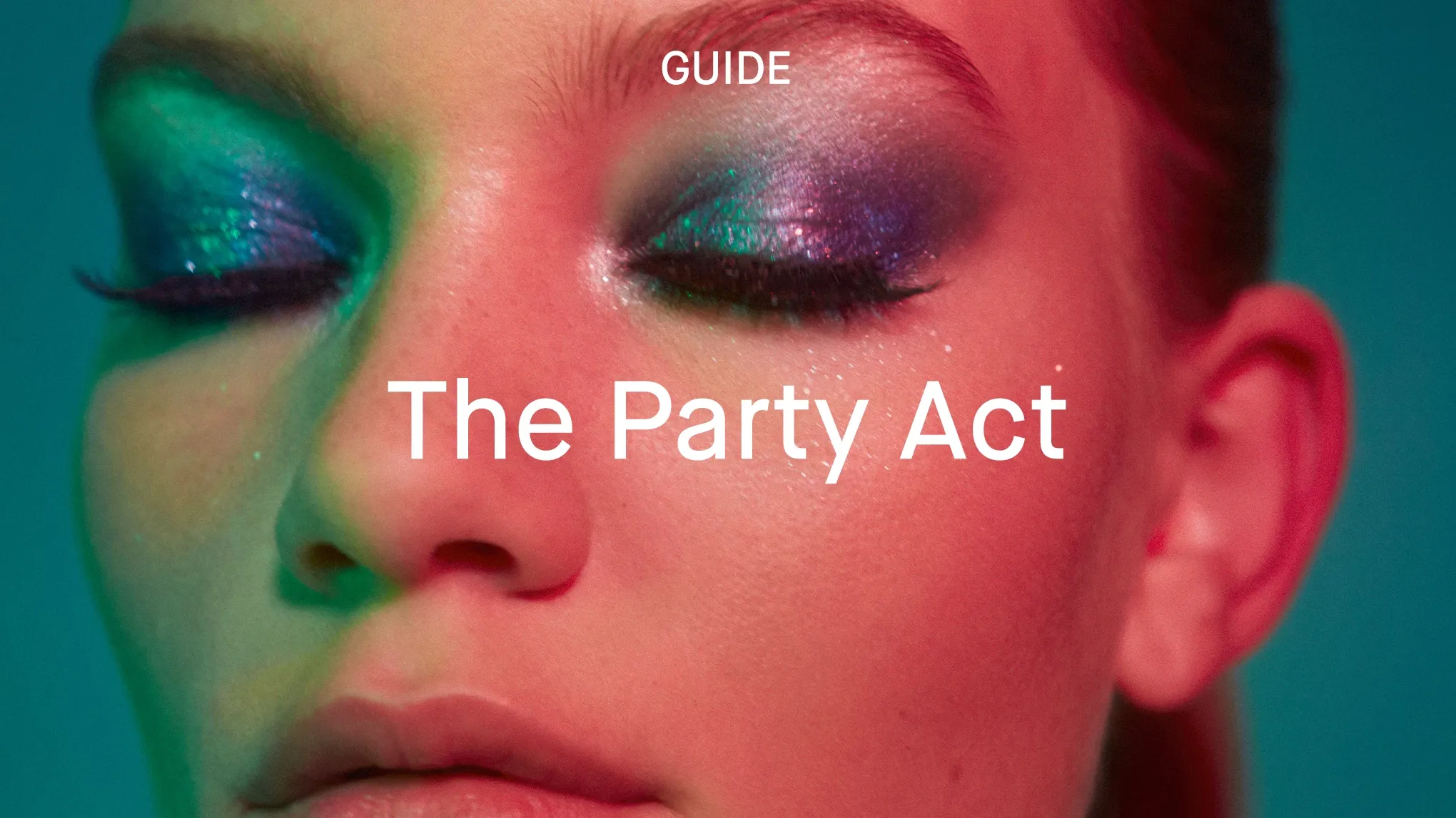 En person med rött hår, lila ögonskugga och grön bakgrund, med texten "The Party Act".