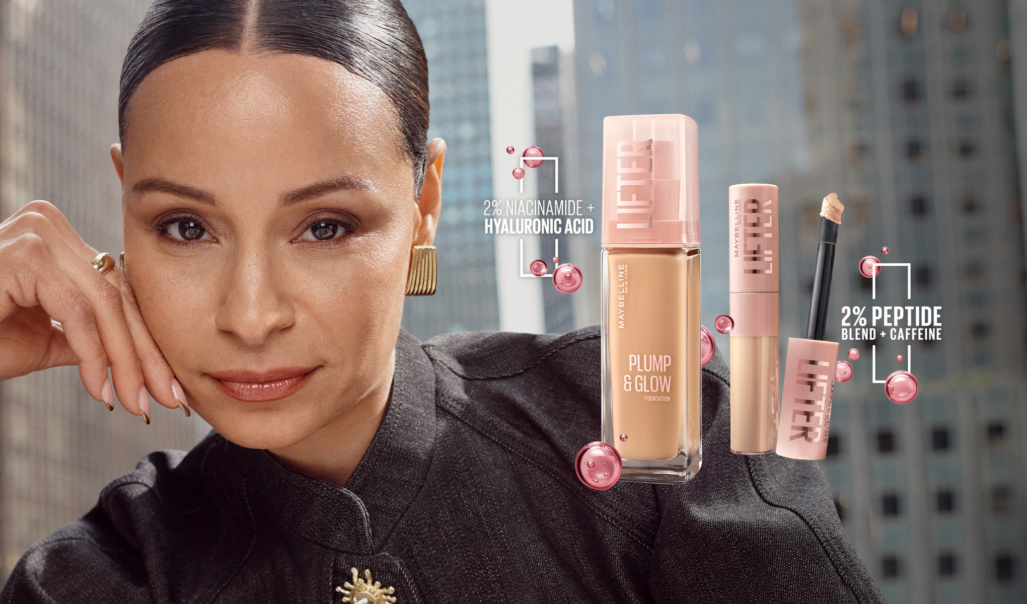 En kvinna ser mot kameran, med Maybelline sminkprodukter som foundation och concealer bredvid, samt text om ingredienser.