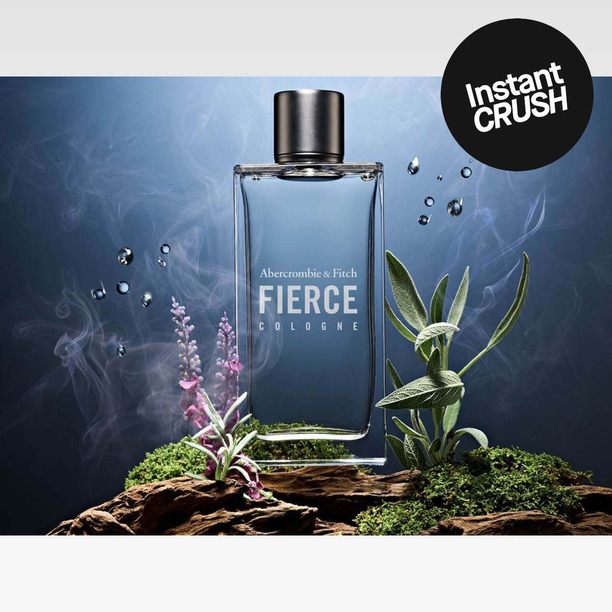 Abercrombie & Fitch Fierce Cologne -tuoksupullo sammalen ja kasvien keskellä, ympärillä vesipisaroita. Kuvan yläkulmassa on musta merkki, jossa lukee ”Instant CRUSH”.