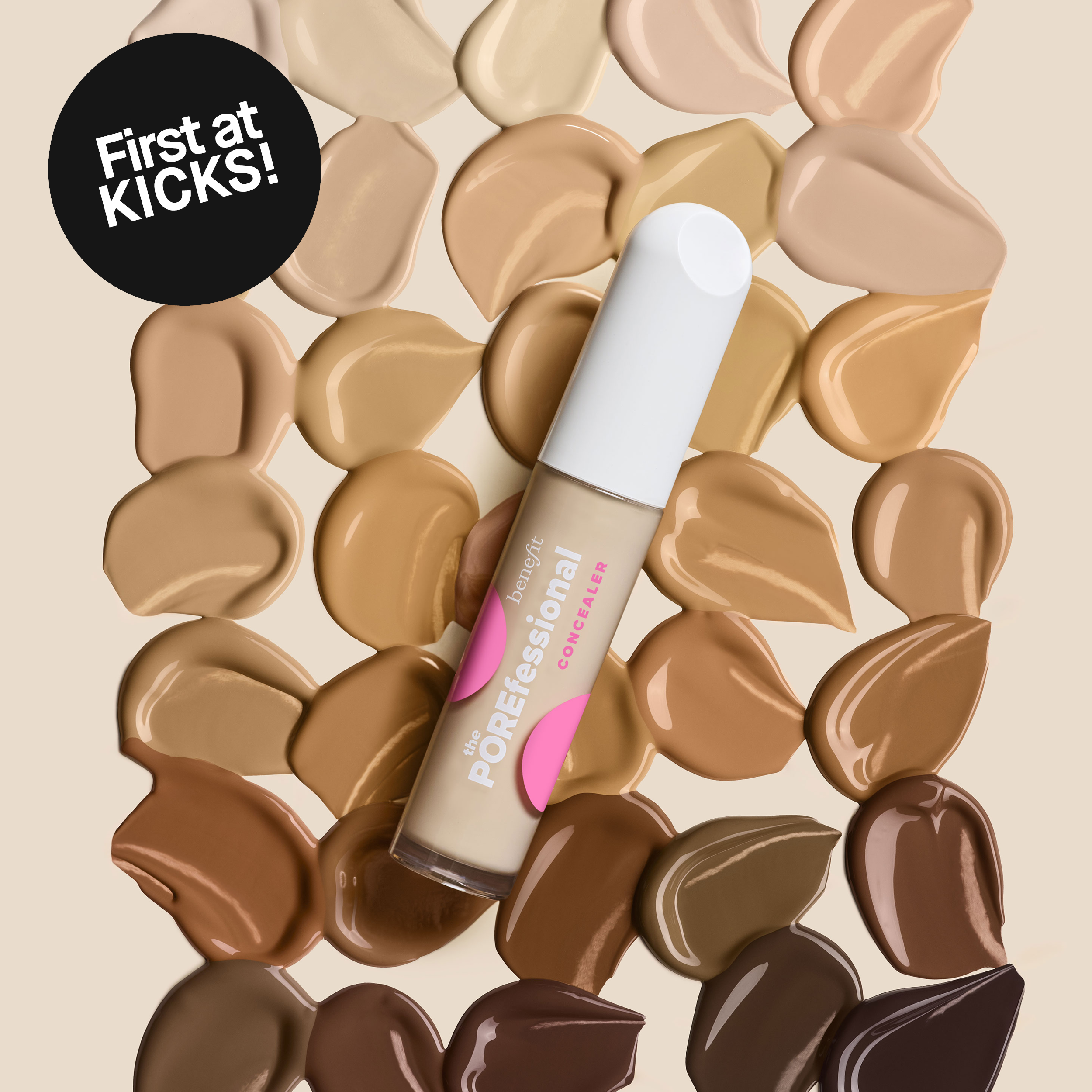 Benefit The Porefessional Concealer omgiven av concealerswatches i olika nyanser. Bilden innehåller texten ”First at KICKS!”.