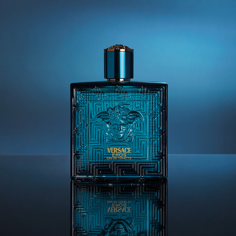 En turkos parfymflaska från Versace.