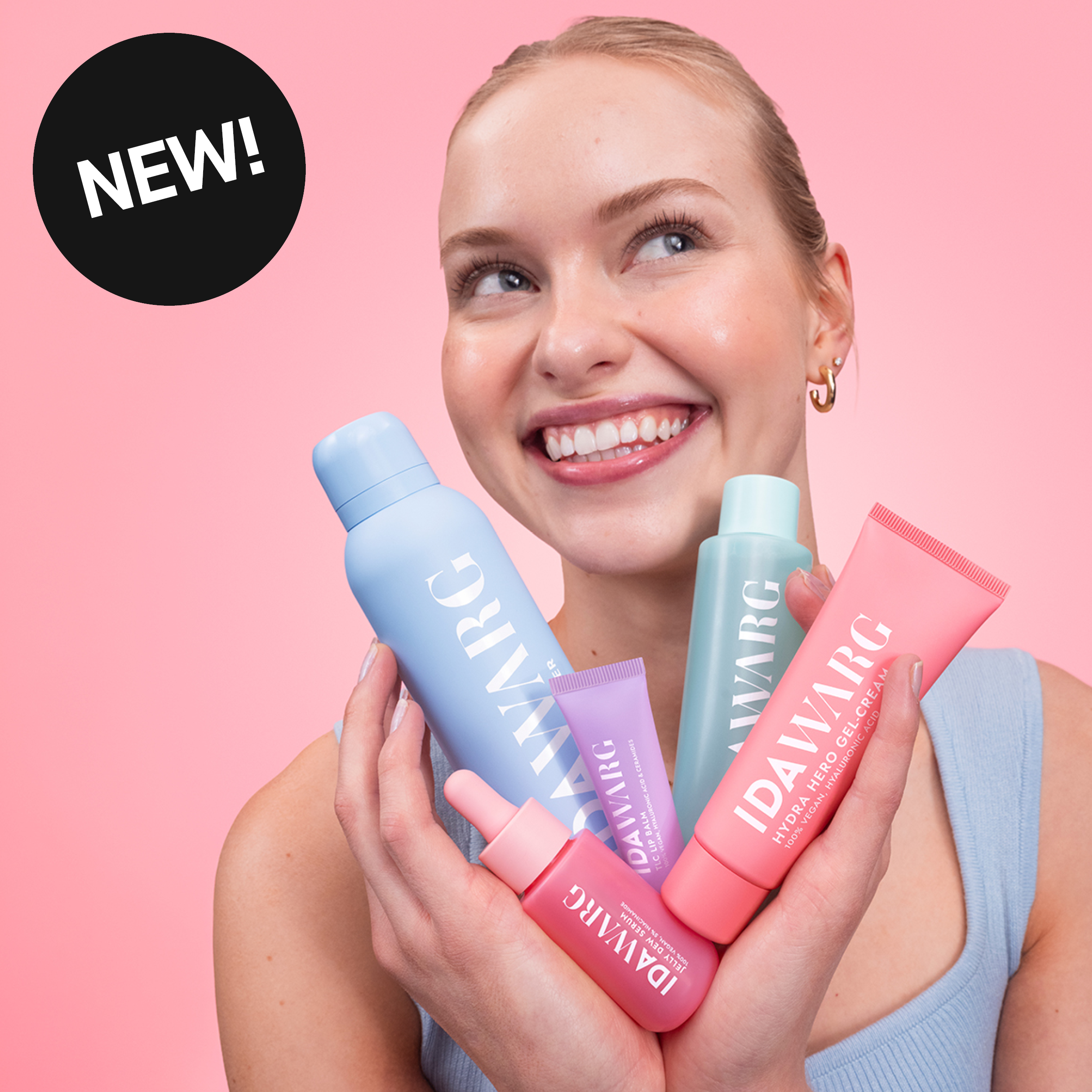 En person håller flera färgglada hudvårdsprodukter från Ida Warg mot en rosa bakgrund, bland annat Hydra Zero Gel Cream, Ice & Plump Eye Cream och ansiktsprodukter i blått, turkost och rosa. Svart märkning med texten ”WOW!”.