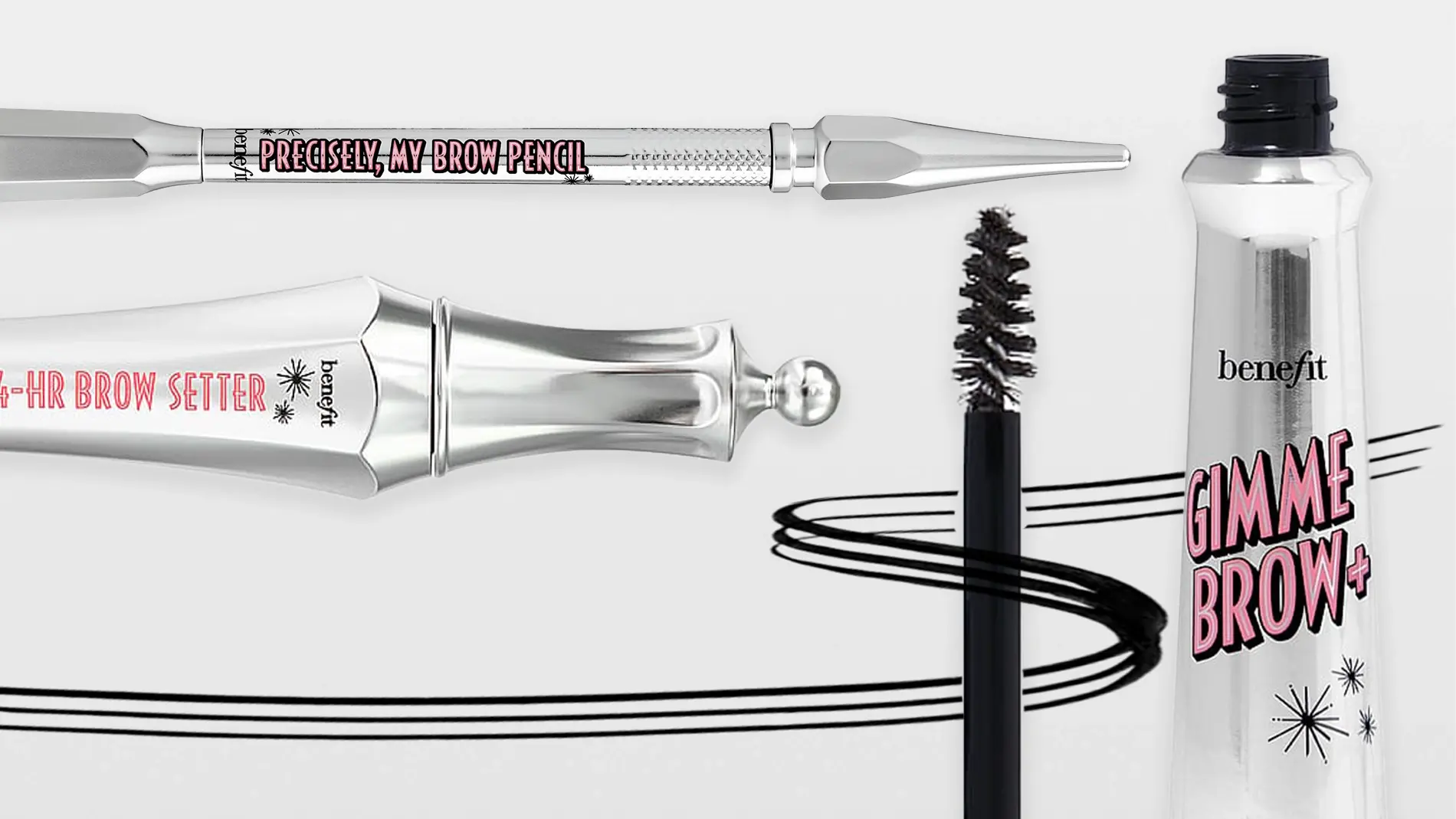 Lähikuva Benefit-kulmakarvatuotteista, mukana Gimme Brow+ kulmageeli läpinäkyvässä pakkauksessa pinkillä tekstillä, Precisely, My Brow Pencil ja Brow Setter. Musta kulmaharja ja piirretyt kulmakarvaviivat näkyvät vaaleaa taustaa vasten.