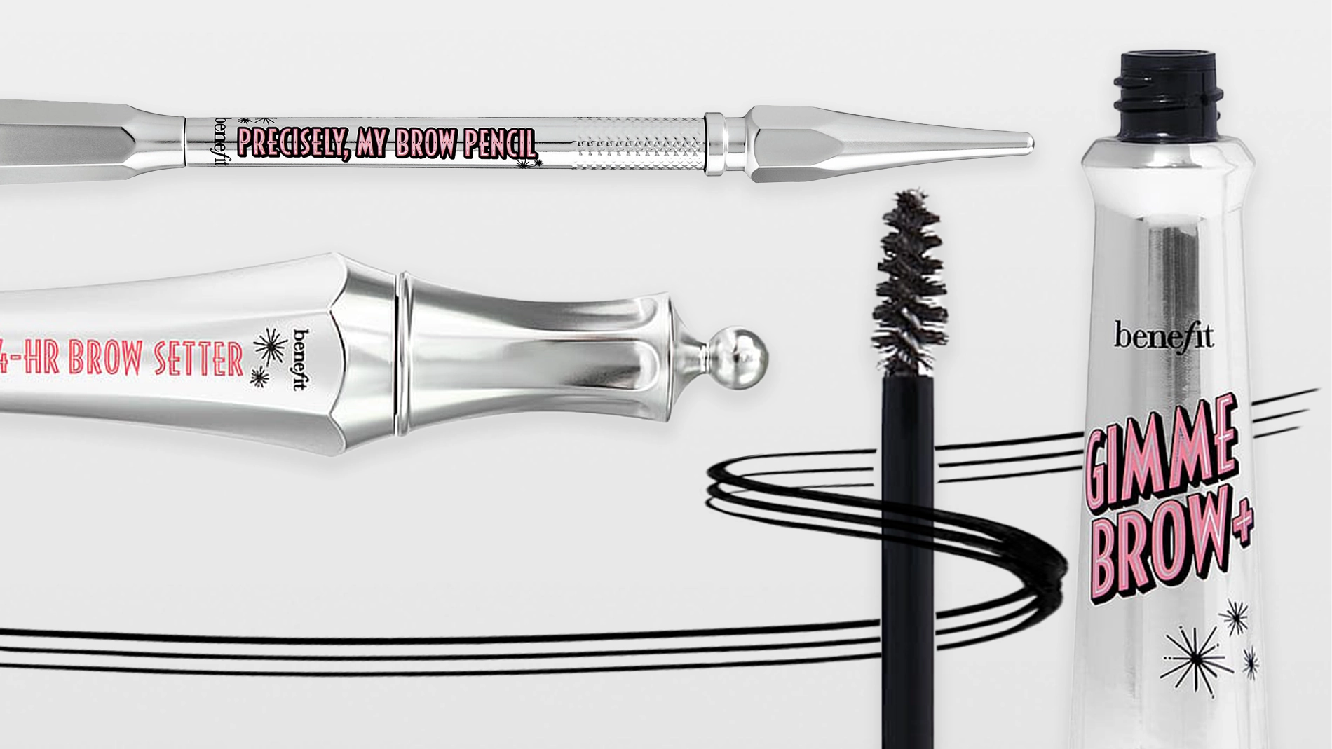 Nærbilde av øyenbrynsprodukter fra Benefit, inkludert Gimme Brow+ brynsgel i transparent flaske med rosa tekst, Precisely, My Brow Pencil og Brow Setter. Svart brynsbørste og opptegnede brynlinjer vises mot lys bakgrunn.