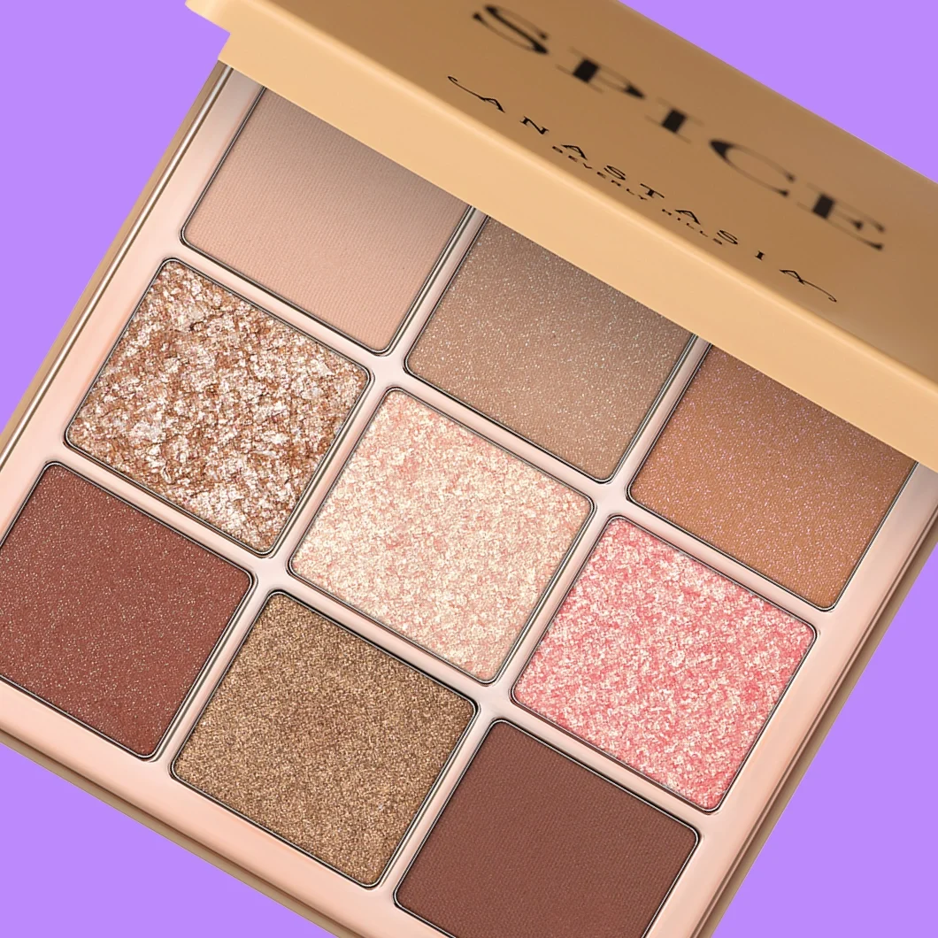 Anastasia øyenskyggepalett med ni nyanser i beige, brunt, rosa og gull, med både matte og skimrende øyenskygger. Teksten «SPICE» og «ANASTASIA» vises på lokket.
