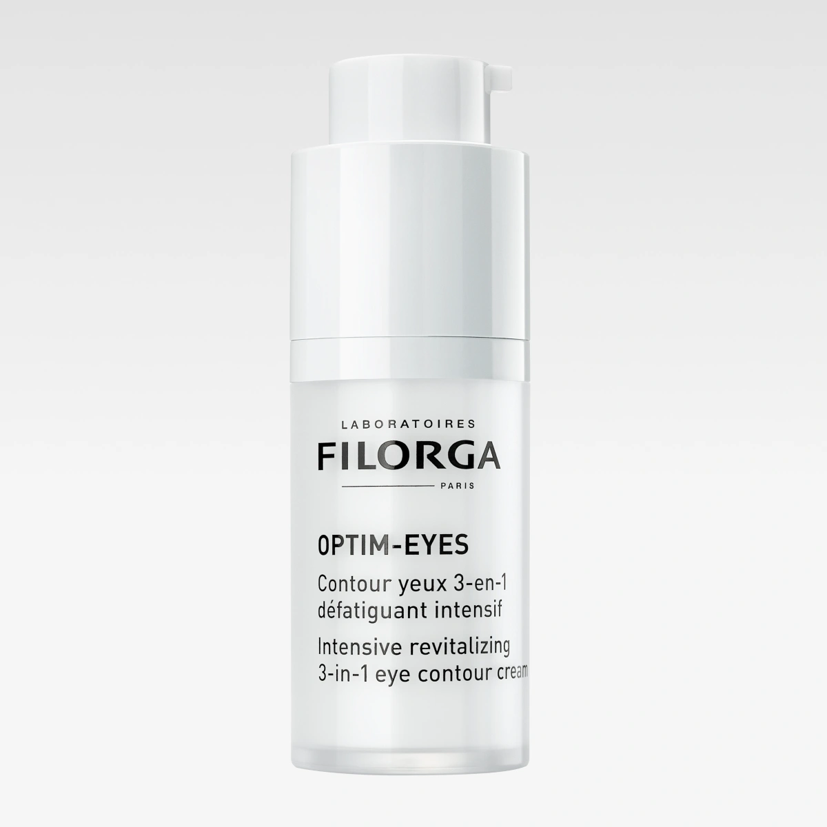 Filorga Optim-Eyes -silmänympärysvoide valkoisessa pumppupullossa vaaleanharmaata taustaa vasten. Näkyvä teksti sisältää “OPTIM-EYES”, “Contour yeux 3-en-1 défatiguant intensif” ja “Intensive revitalizing 3-in-1 eye contour cream”.