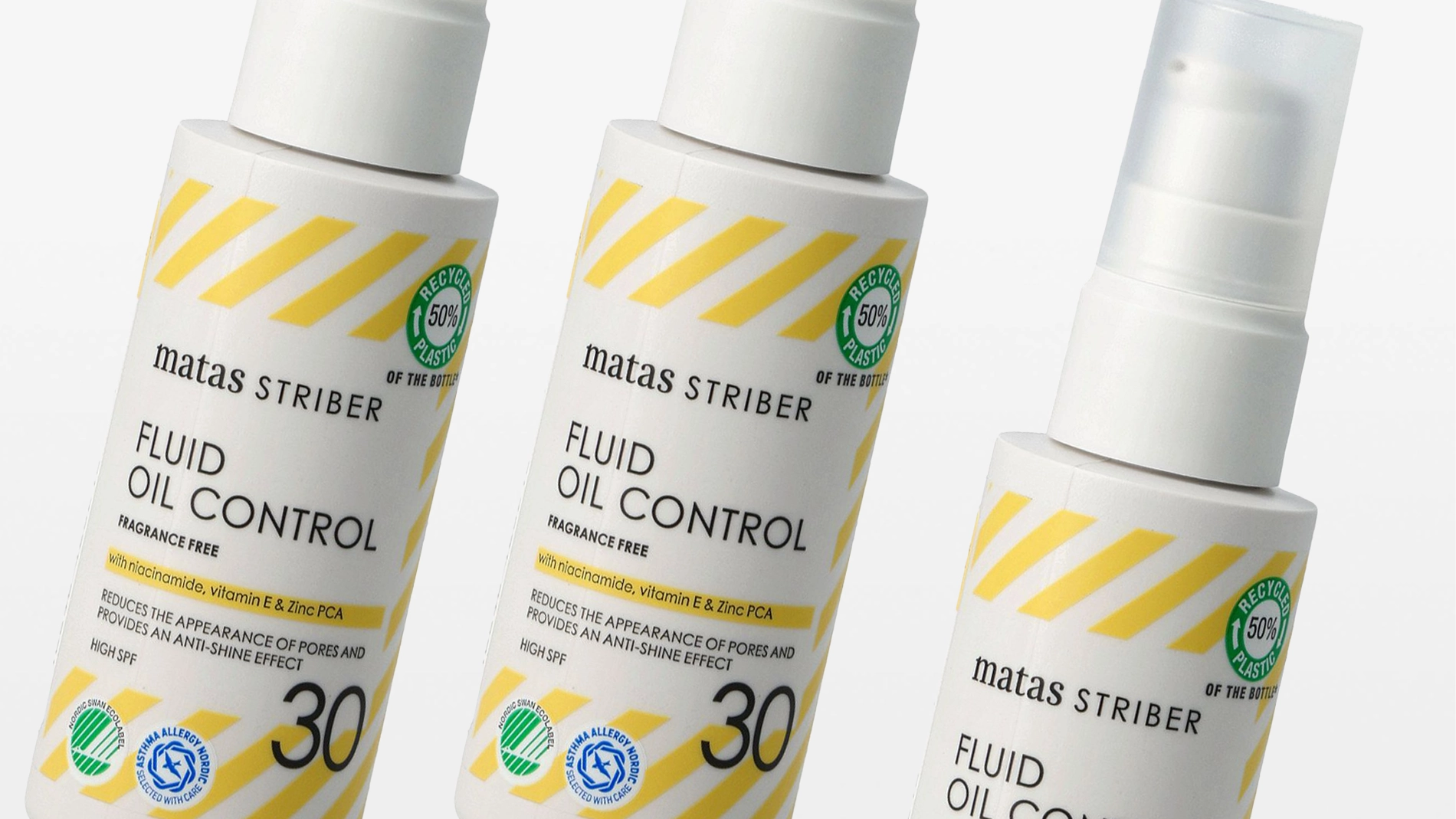 Tre vita pumpflaskor av Matas Striber Fluid Oil Control placerade lutande mot varandra med gula diagonala ränder och texten “FRAGRANCE FREE”, “with niacinamide, vitamin E & Zinc PCA” samt “REDUCES THE APPEARANCE OF PORES AND PROVIDES AN ANTI-SHINE EFFECT”. Etiketten visar även “HIGH SPF 30” och symboler för “RECYCLED 50% PLASTIC”, “NORDIC SWAN ECOLABEL” och “ASTHMA ALLERGY NORDIC”.