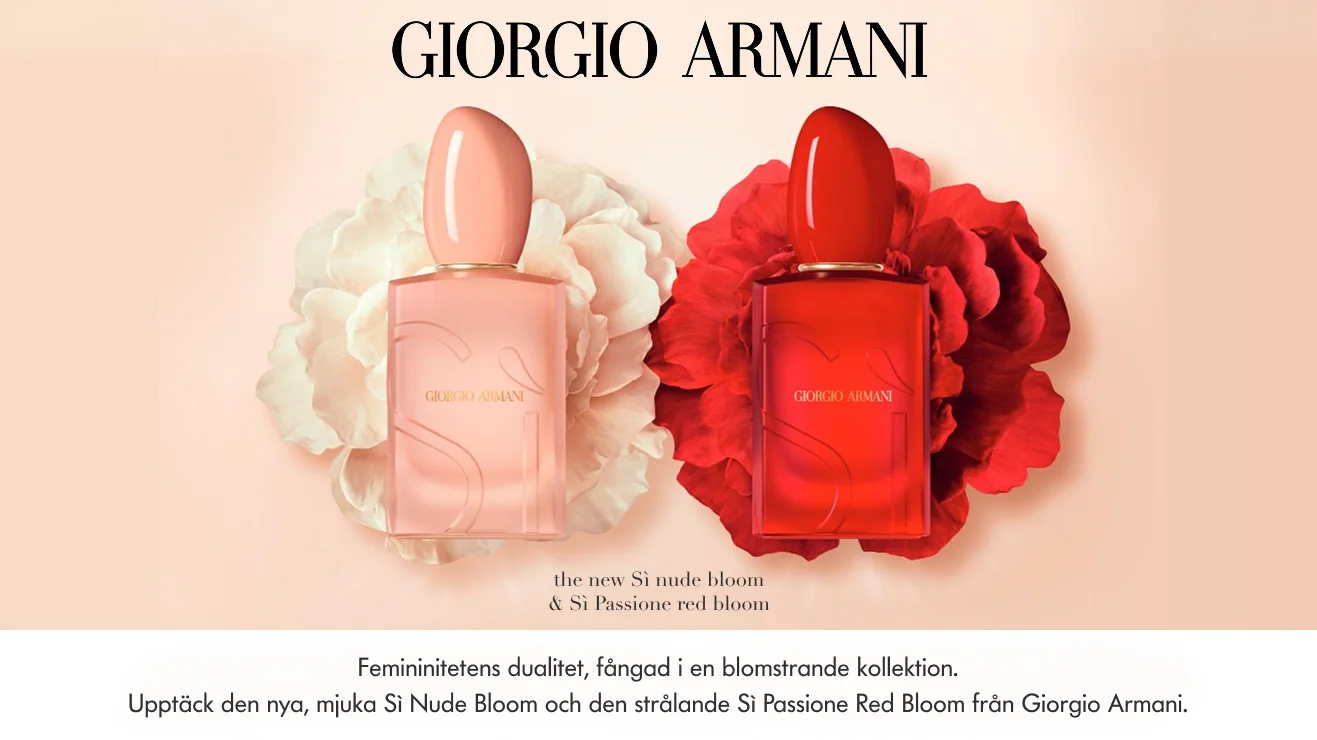 Två Giorgio Armani Sì eau de parfum-flaskor i rosa och rött står framför stora blomblad i matchande färger, med texten “GIORGIO ARMANI” på flaskorna och “the new Sì nude bloom” under. Nederst syns texten “Femininitetens dualitet, fångad i en blomstrande kollektion. Upptäck den nya, mjuka Sì Nude Bloom och den strålande Sì Passione Red Bloom från Giorgio Armani.”