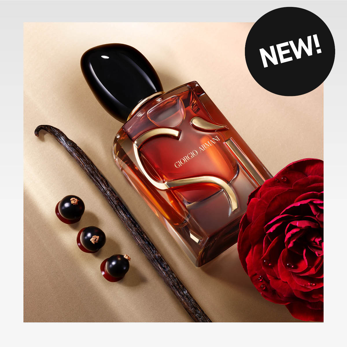Armani Si -hajuvesi makaa vaniljatangon ja ruusun vieressä. Musta tarra tekstillä "NEW!".