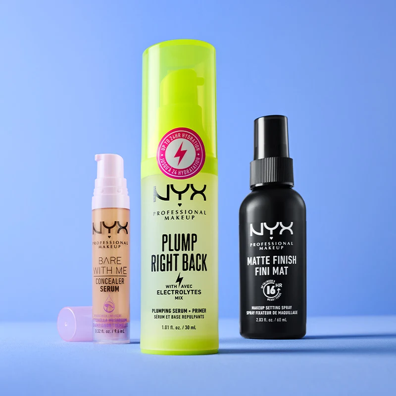 Tre NYX Professional Makeup-produkter mot en blå bakgrunn. Produktene består av en rosa flaske, en grønn flaske og en svart flaske.