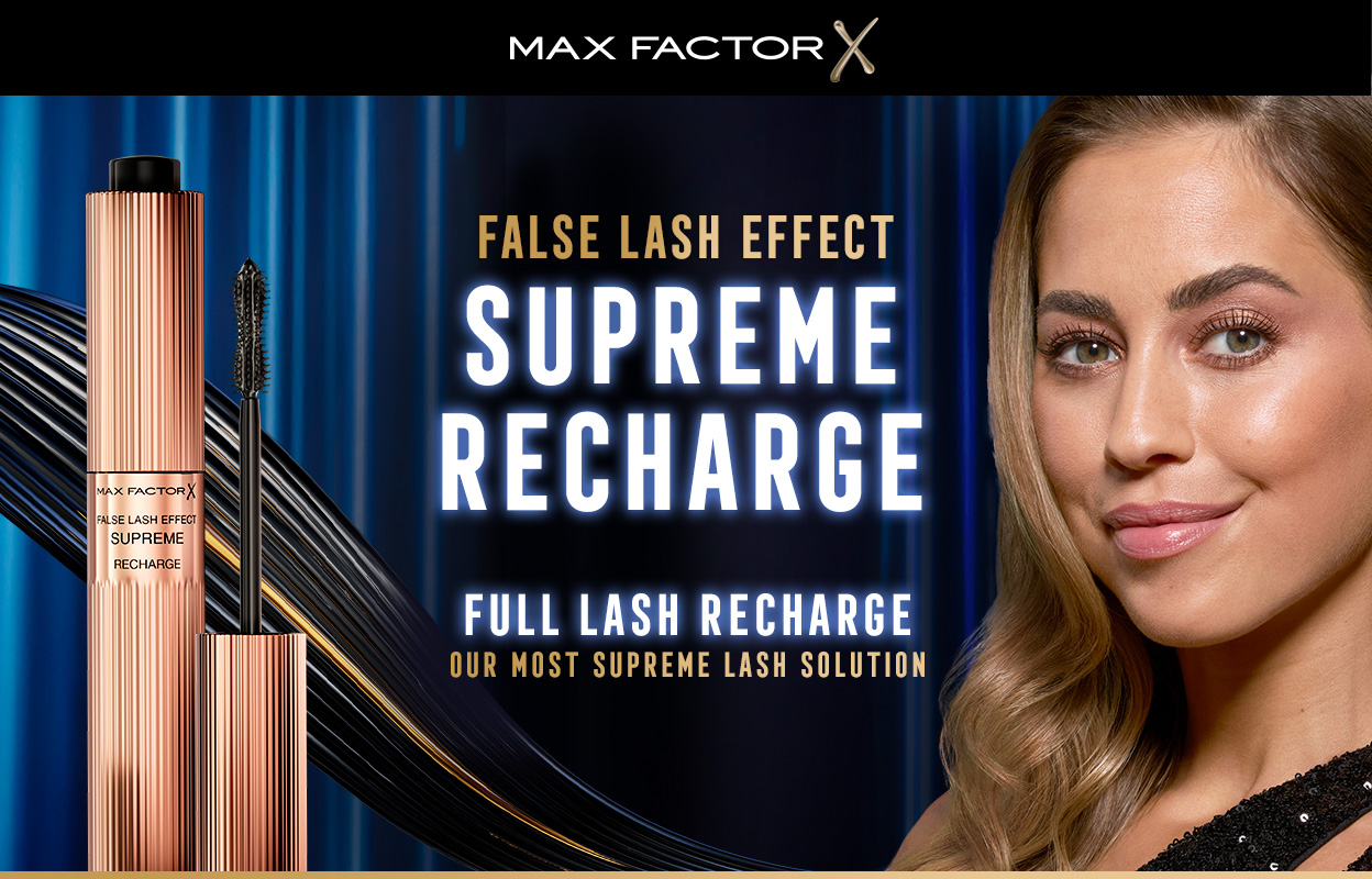 Max Factor False Lash Effect Supreme Recharge mascara, med en refillbar förpackning och till höger en kvinna med långt blont hår. Texten på bilden lyder "False Lash Effect Supreme Recharge - Endless Refillable Use - Our Most Supreme Lash Solution".