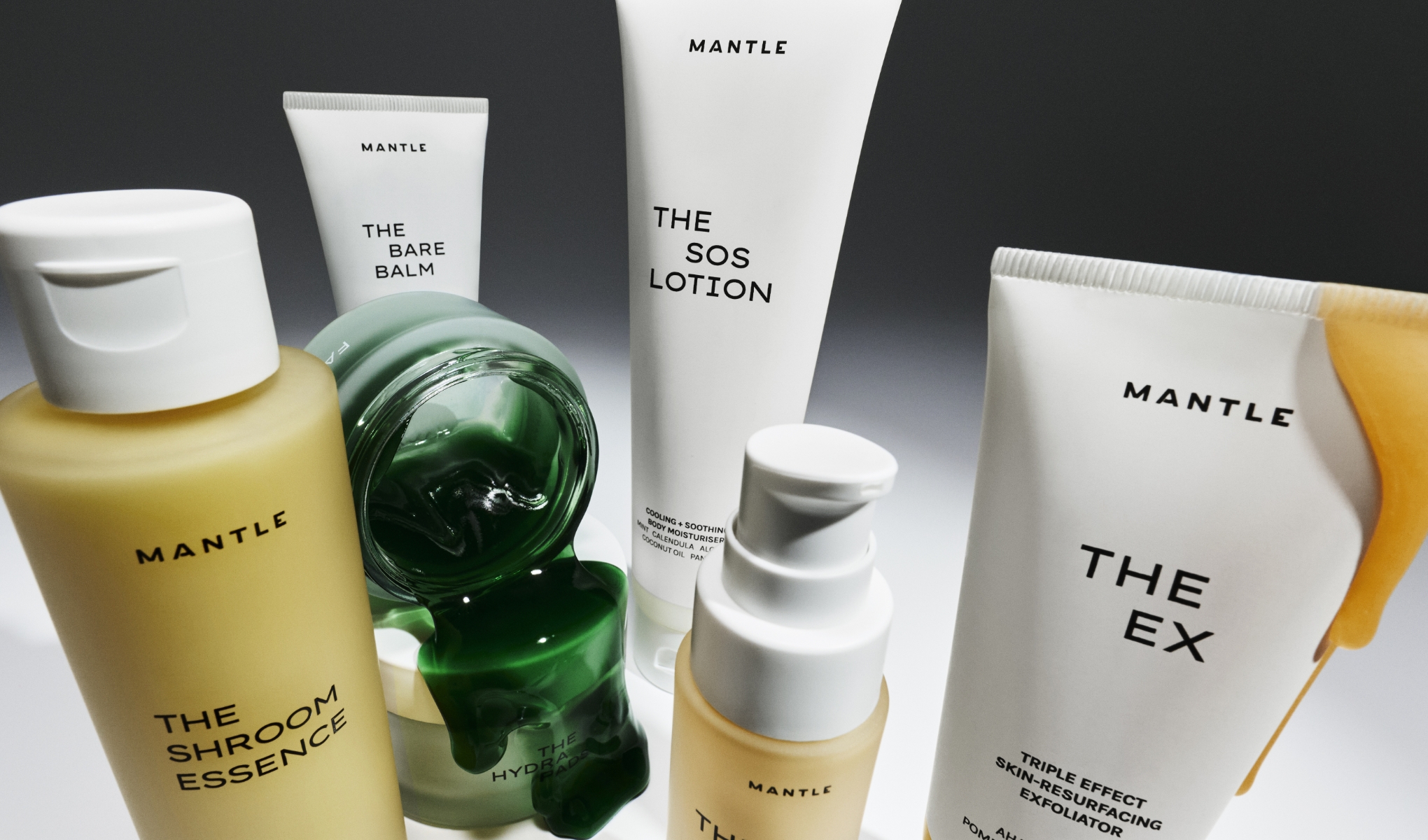 Useita Mantle-ihonhoitotuotteita aseteltuna yhdessä vaalealla taustalla.
