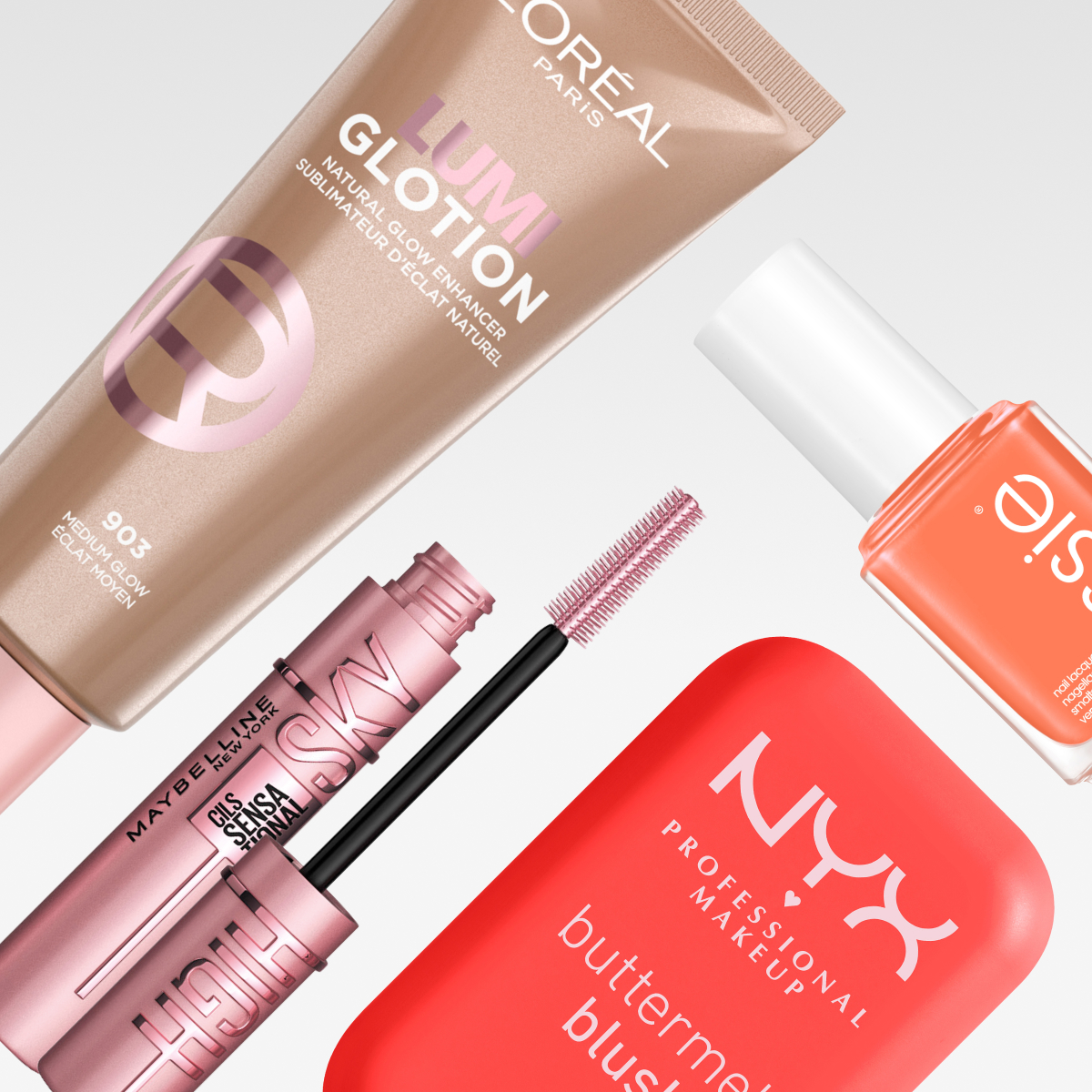 Sminke- og negleprodukter fra NUXE, Maybelline New York, essie og L’Oréal Paris vises mot lys grå bakgrunn. Bildet inneholder BB cream, mascara, neglelakk og glow-produkt med tekstene “Prodigieux Le Teint”, “Lash Sensational Sky High”, “essie” og “Lumi Glotion”.