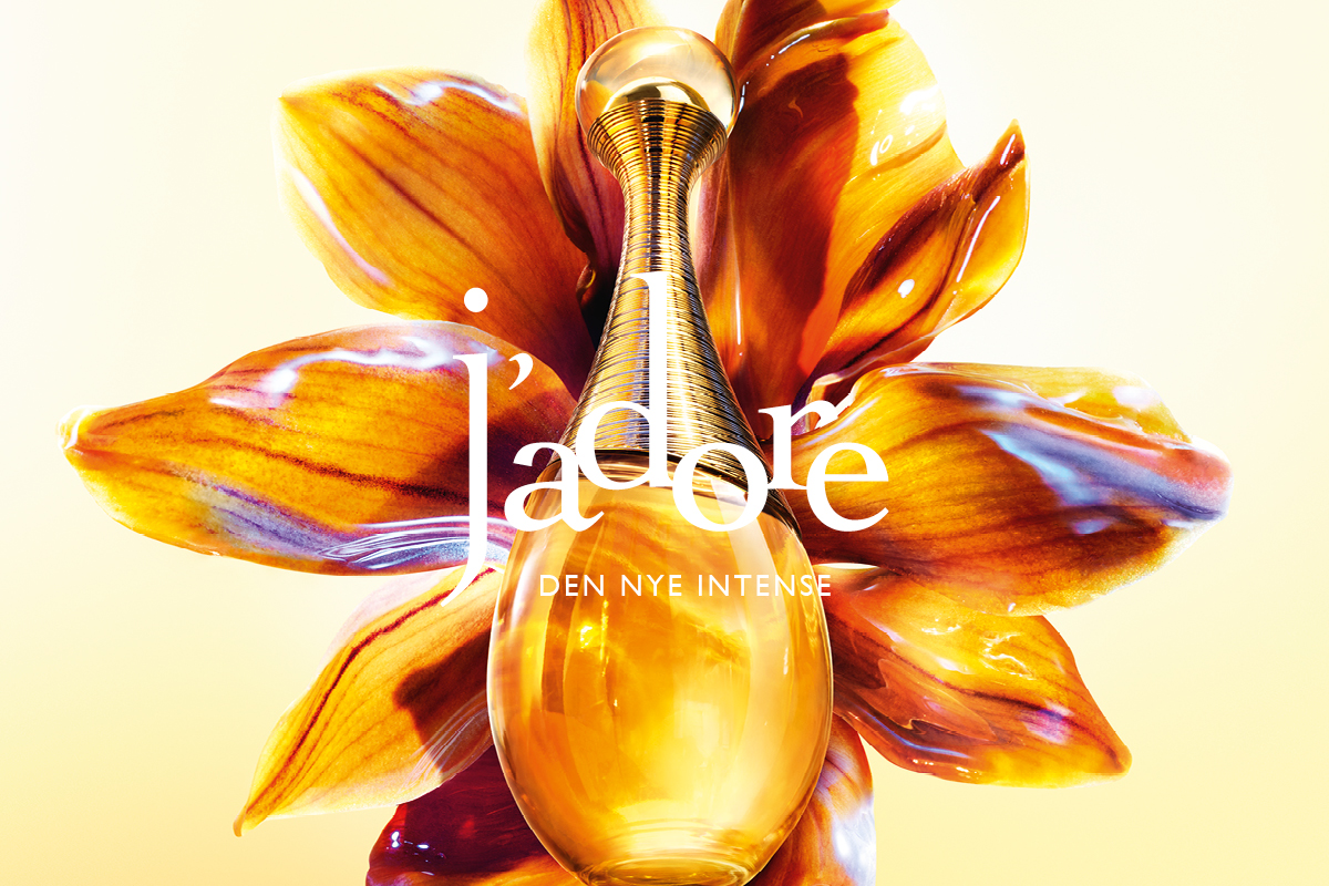 Dior J’adore parfymeflaske og blomsterdetaljer på begge sider med teksten “j’adore” og “DEN NYE INTENSE” sentrert på lys bakgrunn.