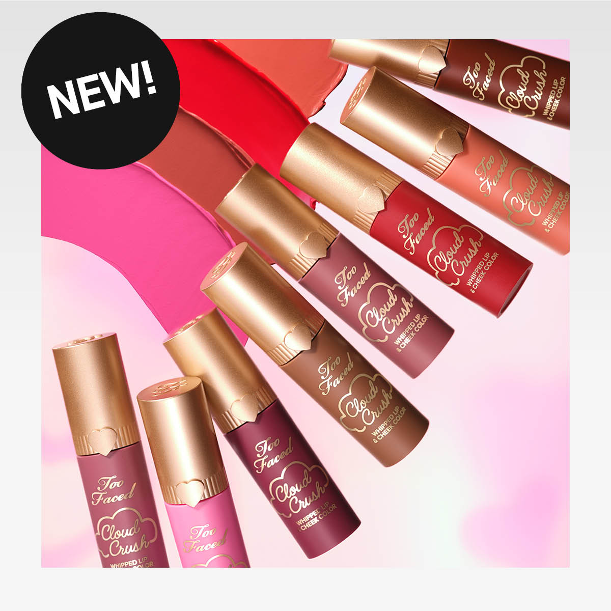 Nye Too Faced Cloud Crush leppestifter og blush i forskjellige nyanser, inkludert rosa, rød, brun og korall. Produktene er i gullfargede emballasjer.
