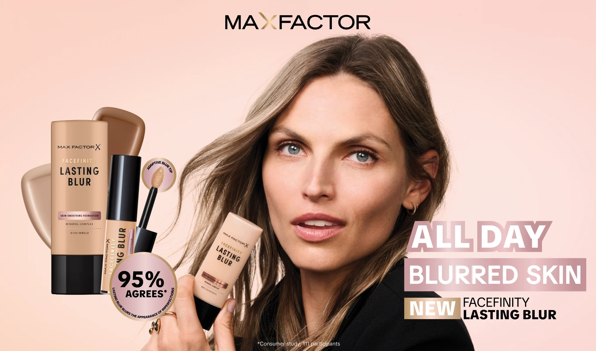 Kvinna håller Max Factor Facefinity Lasting Blur-foundation. Text: ”All day blurred skin. New Facefinity Lasting Blur. 95% agrees.”