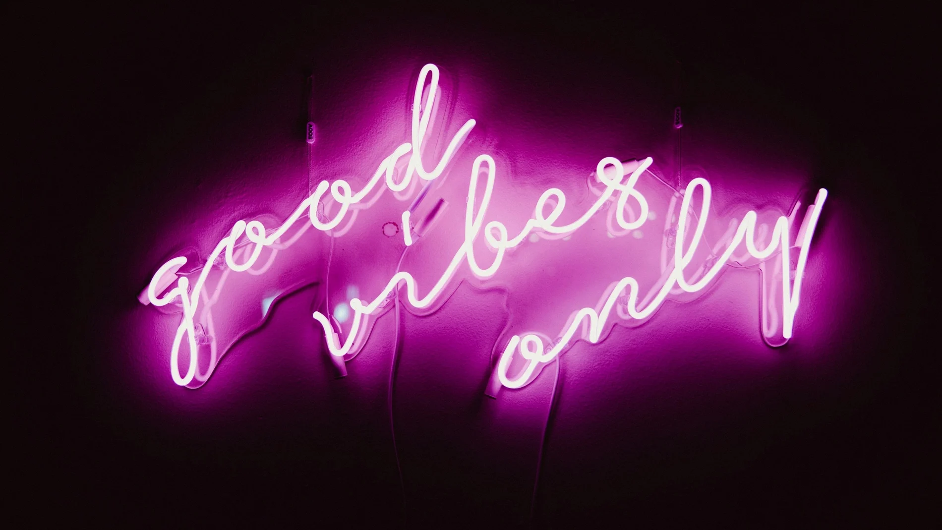 Neonskilt med inspirerende budskap i rosa farge.