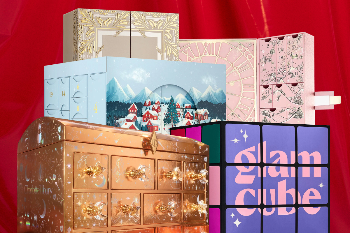 Kokoelma ylellisiä kauneustuotteiden joulukalentereita, mukaan lukien kultainen Charlotte Tilbury -kalenteri ja useita muita koristeellisia laatikoita jouluteemalla.