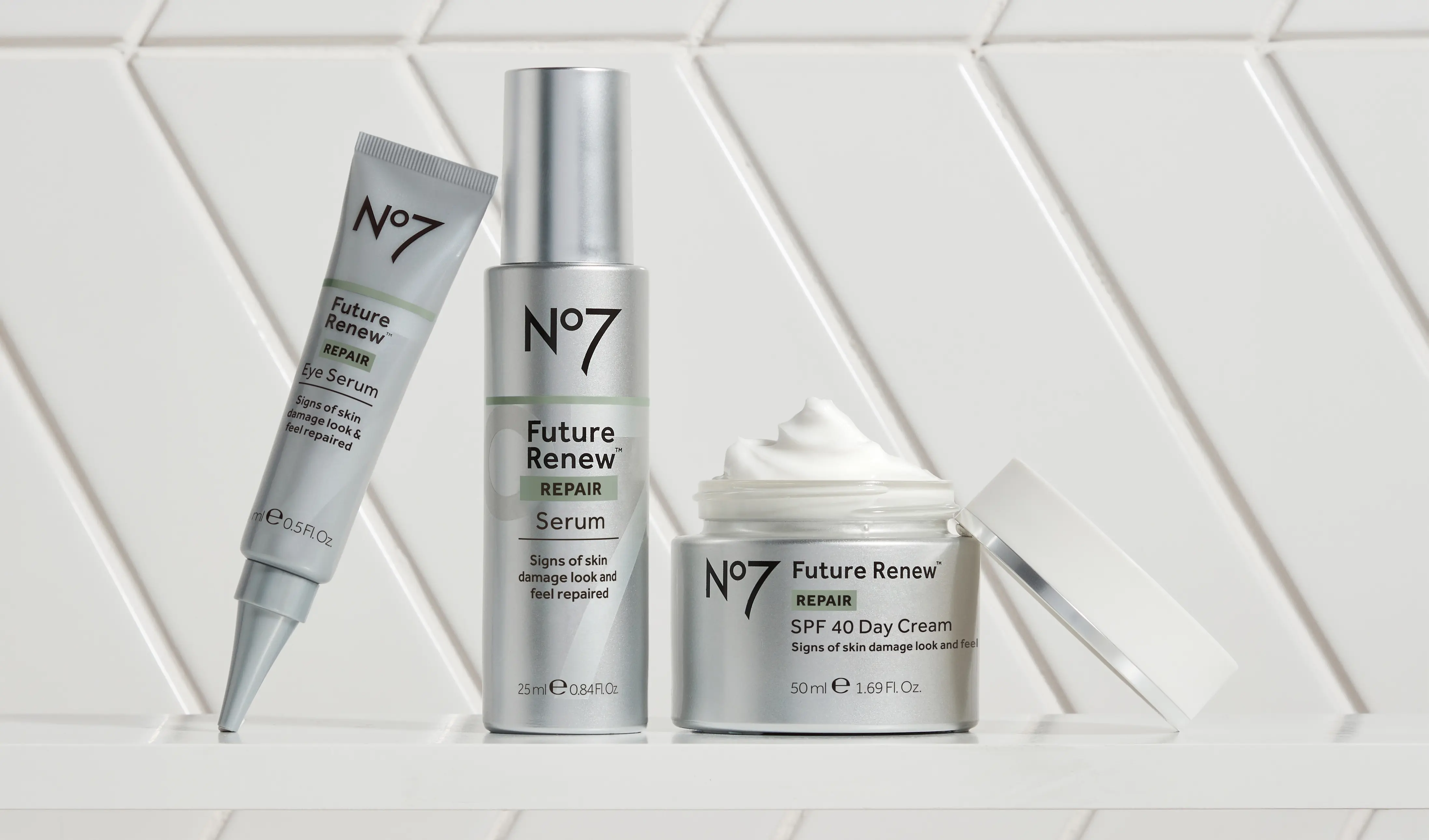 N°7 Future Renew REPAIR øyeserum, serum og SPF 40 dagkrem mot tegn på hudskader.