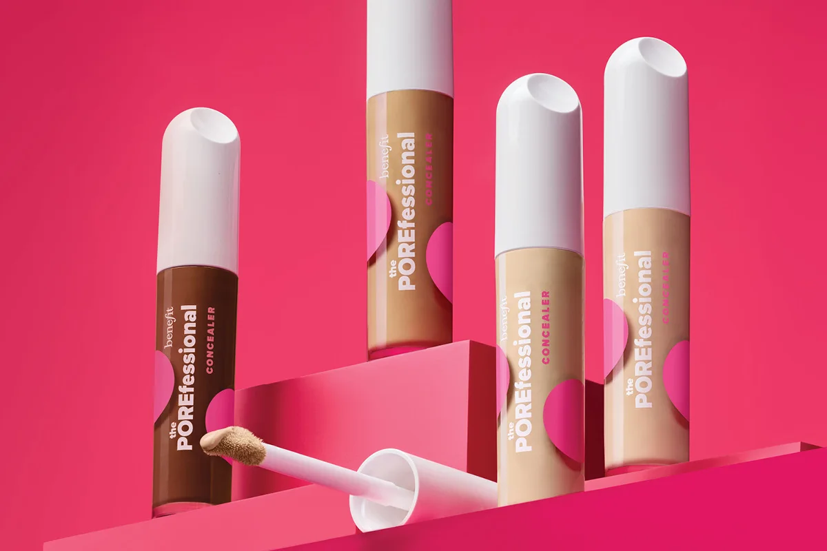 Benefit The POREfessional Concealer -peitevoiteita vaaleanpunaisella taustalla.