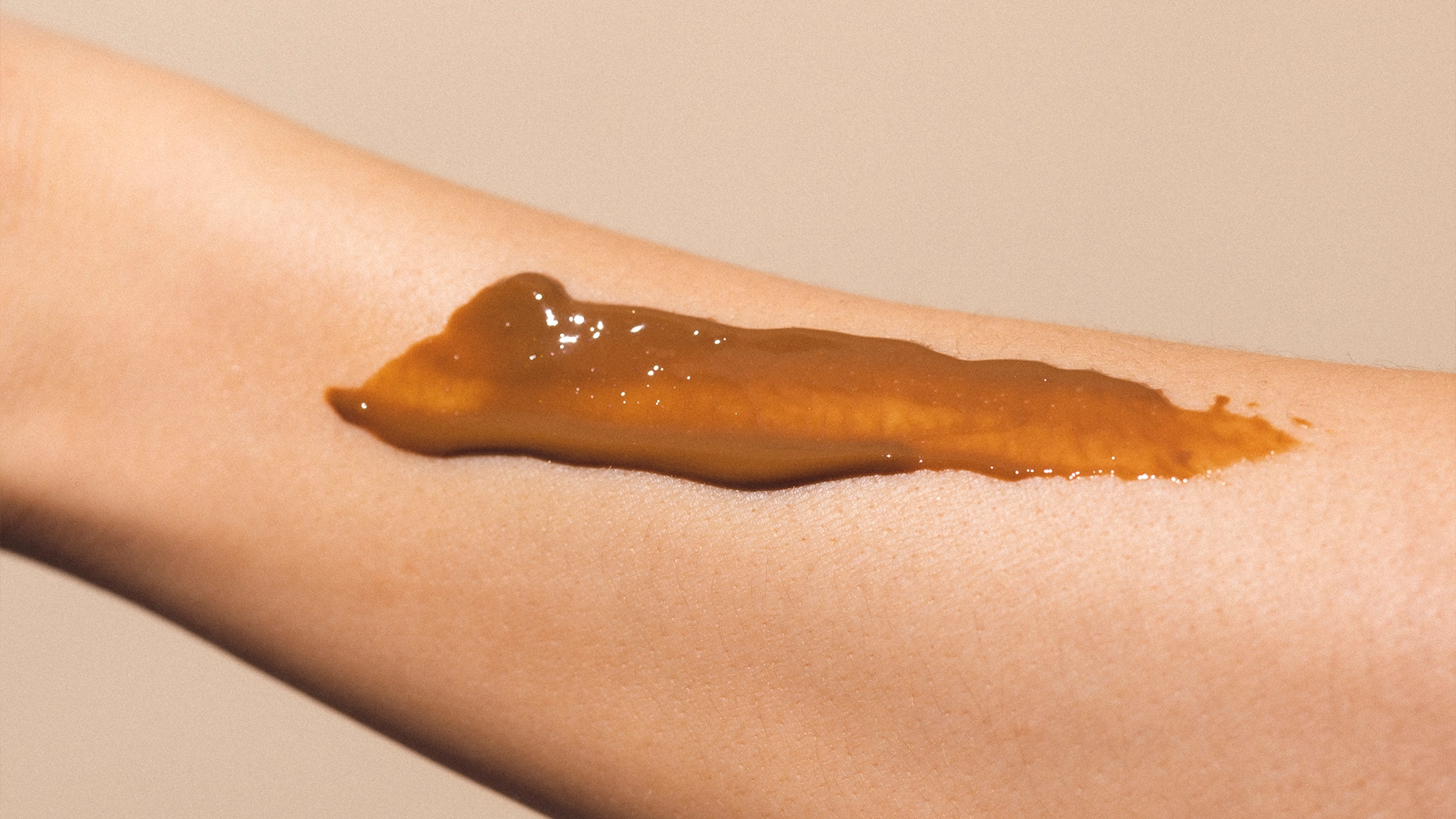 Brun-utan-sol applicerad på en arm.