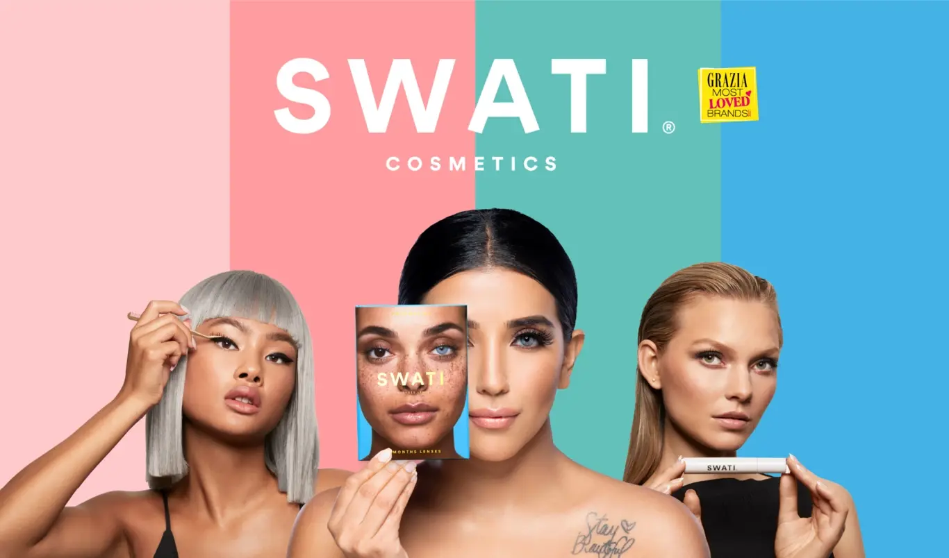 Kolme eriväristä naista, joilla on erilainen ihon- ja hiusväri, pitelee SWATI Cosmetics -tuotteita kasvojensa edessä. Taustalla on kolme väriä: vaaleanpunainen, turkoosi ja sininen. Naisten yläpuolella on teksti ”SWATI COSMETICS”, ja sinisessä kentässä on keltainen etiketti, jossa on teksti ”Grazia Most Loved Brands”. Naiset ovat pukeutuneet mustiin yläosiin.