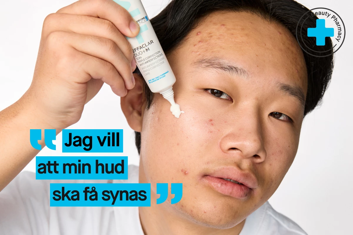 En person håller i en krämtub.