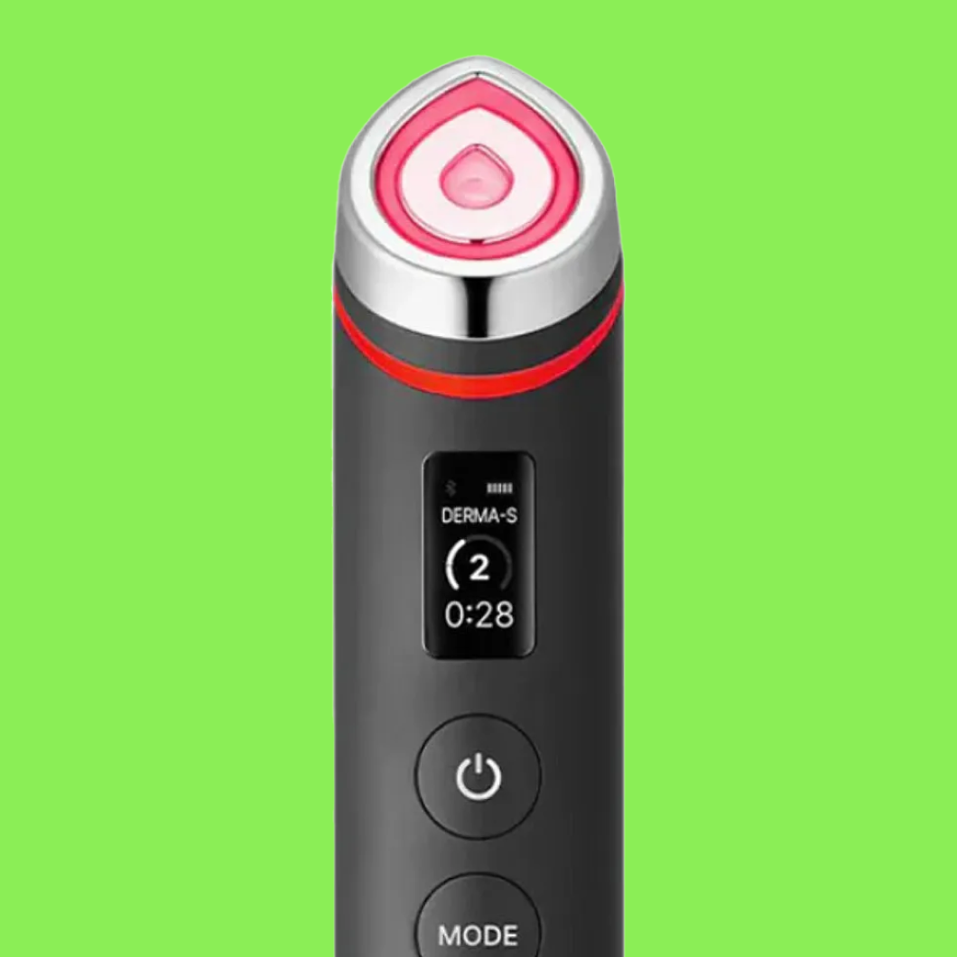 Musta elektroninen ihonhoitolaite punaisella valorenkaalla ja näytöllä, jossa lukee “DERMA-S 2 0:28”, sekä painikkeet “MODE” ja virtasymboli vihreää taustaa vasten.