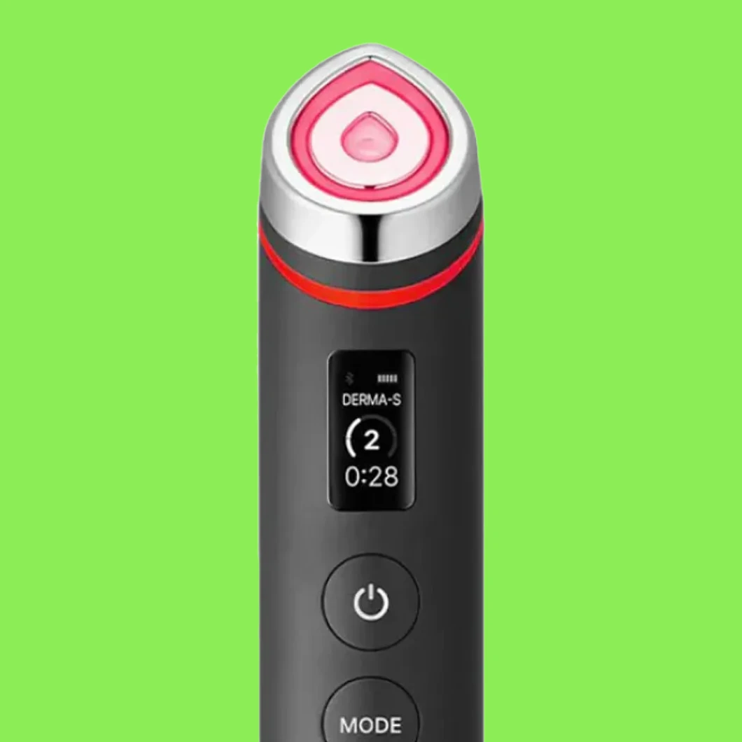 Musta elektroninen ihonhoitolaite punaisella valorenkaalla ja näytöllä, jossa lukee “DERMA-S 2 0:28”, sekä painikkeet “MODE” ja virtasymboli vihreää taustaa vasten.