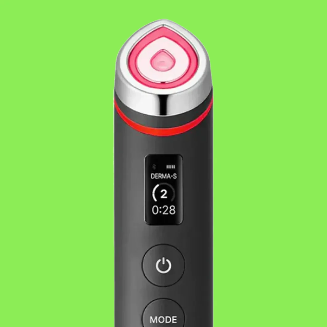 Musta elektroninen ihonhoitolaite punaisella valorenkaalla ja näytöllä, jossa lukee “DERMA-S 2 0:28”, sekä painikkeet “MODE” ja virtasymboli vihreää taustaa vasten.