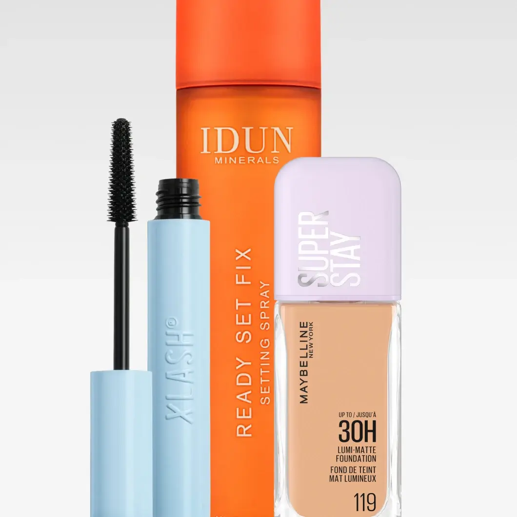 Makeup med Xlash mascara i lyseblå emballasje og synlig mascarabørste, IDUN Minerals Ready Set Fix Setting Spray samt Maybelline New York Super Stay opptil 30H Lumi-Matte Foundation i nyanse 119.