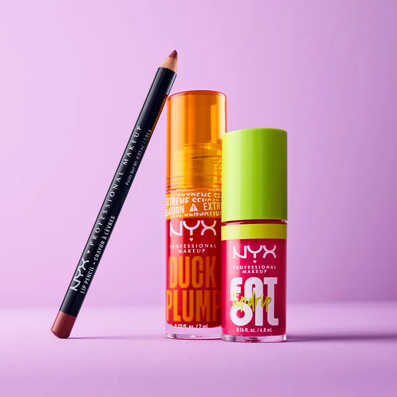 Tre NYX Professional Makeup-produkter mot en lila bakgrund. Produkterna inkluderar en svart läppenna, en orange flaska och en röd flaska med grön kork.