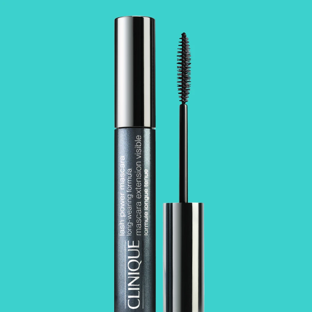 Clinique Lash Power Mascara Long-wearing Formula. Avoin ripsiväripakkaus, jossa näkyy harja ja musta ripsiväri turkoosilla taustalla.