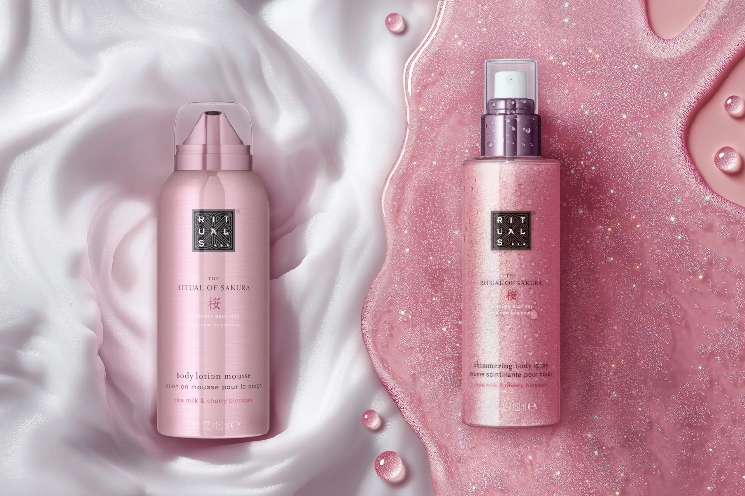 Kaksi tuotetta Rituals-valikoimasta "The Ritual Of Sakura" valkoista vaahtomuovitaustaa vasten ja toinen puoli vaaleanpunaista kimaltelevaa tekstuuria.